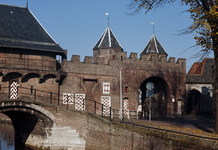 836025 Gezicht op een deel van de Koppelpoort te Amersfoort, met rechts de grote Spui.